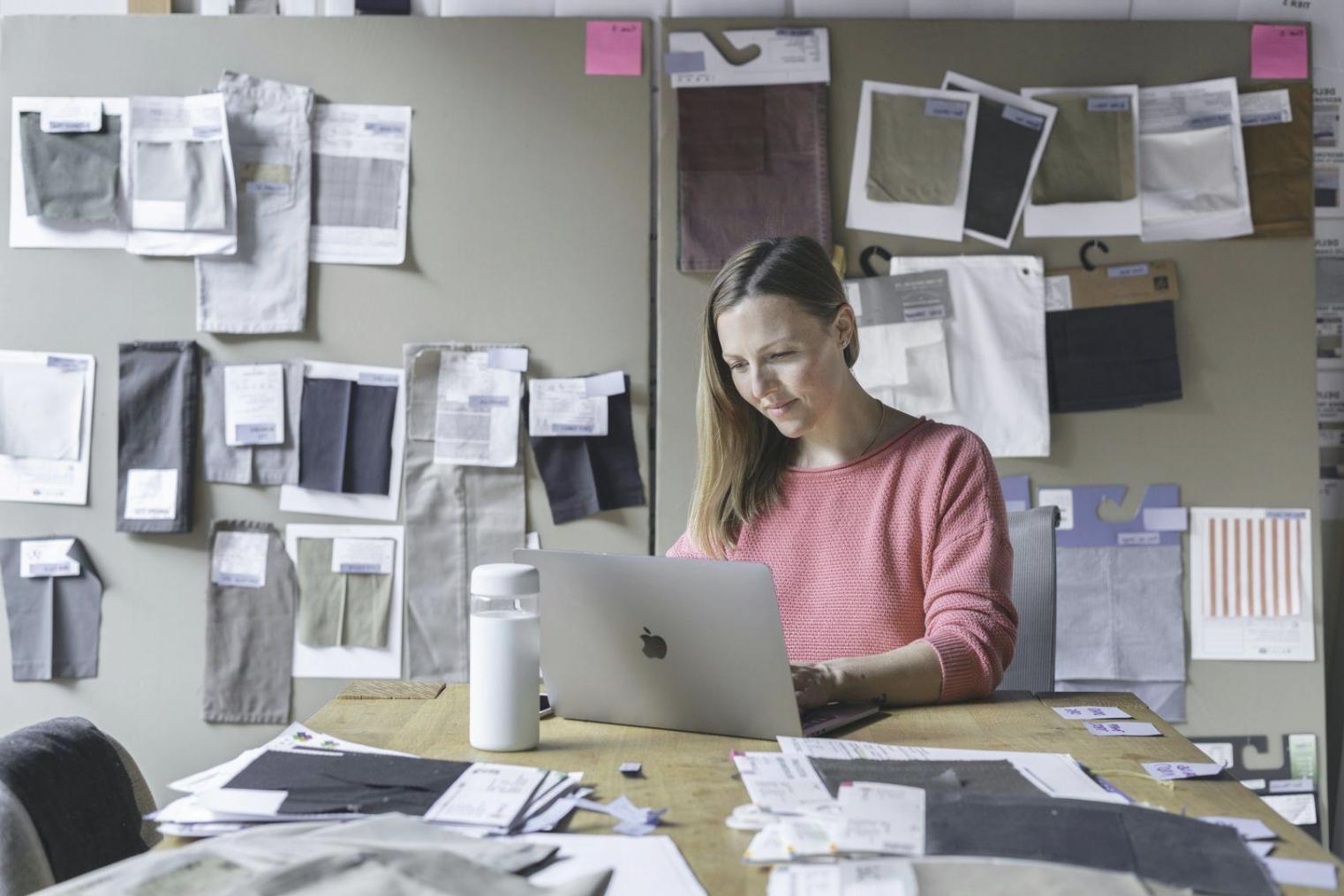 Profesionales trabajando con análisis financiero en oficina moderna